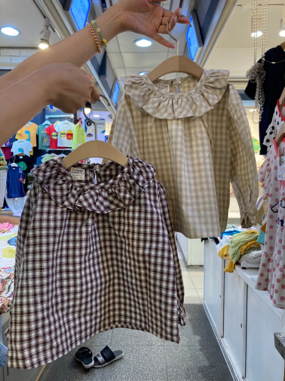 韓國 Orange Mom - 荷葉領格子泡泡袖上衣-淡綠