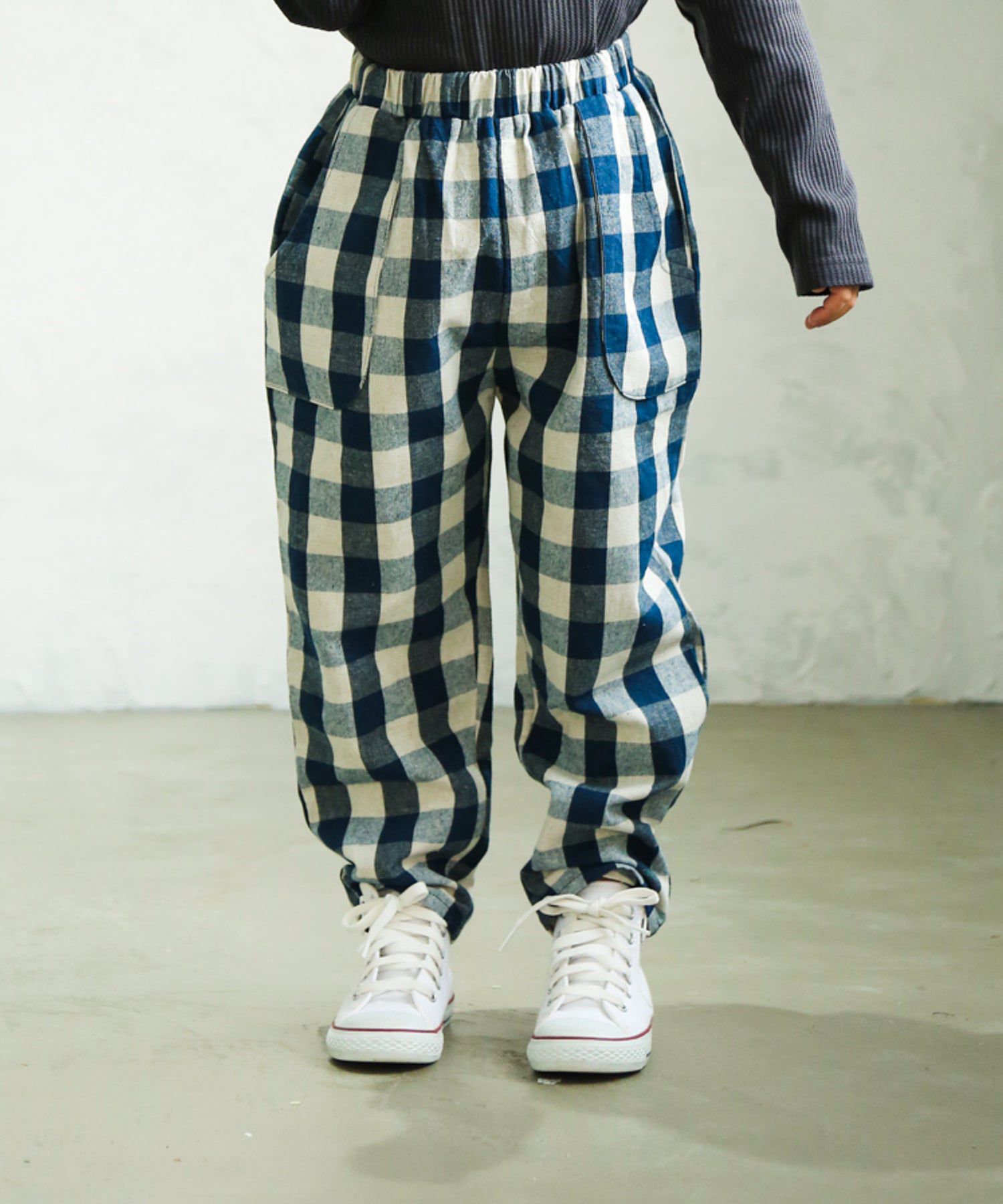 日本 PAIRMANON - 百搭鬆緊長褲-細直條紋-黑