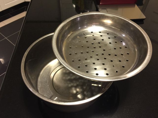 然後把切好的肉放在這樣網狀盤子上蒸