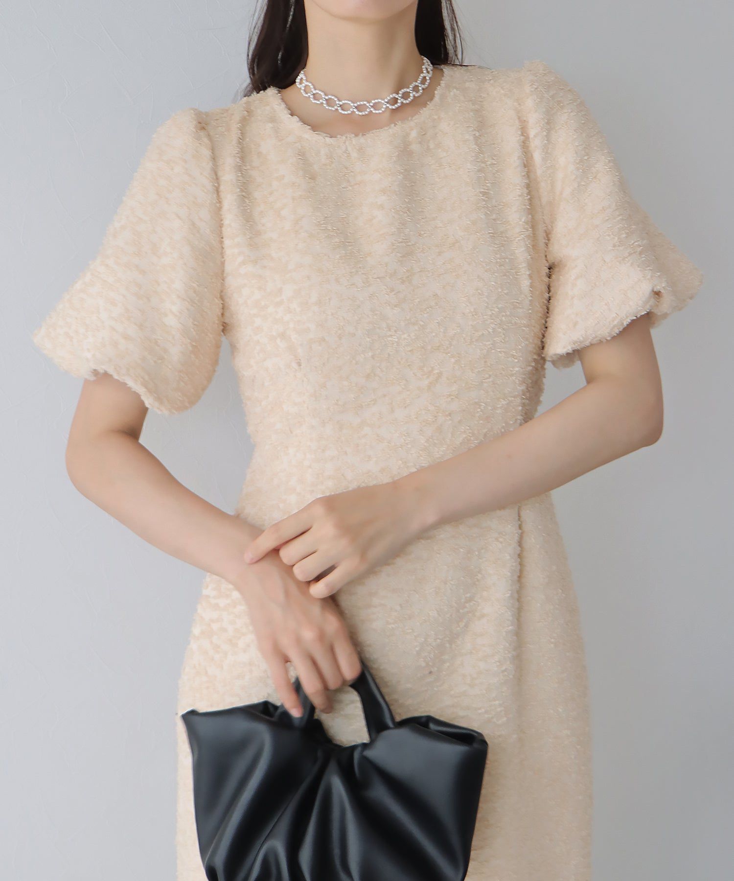 日本 BLUE EAST - 時尚抽鬚後綁帶泡泡袖洋裝-米杏