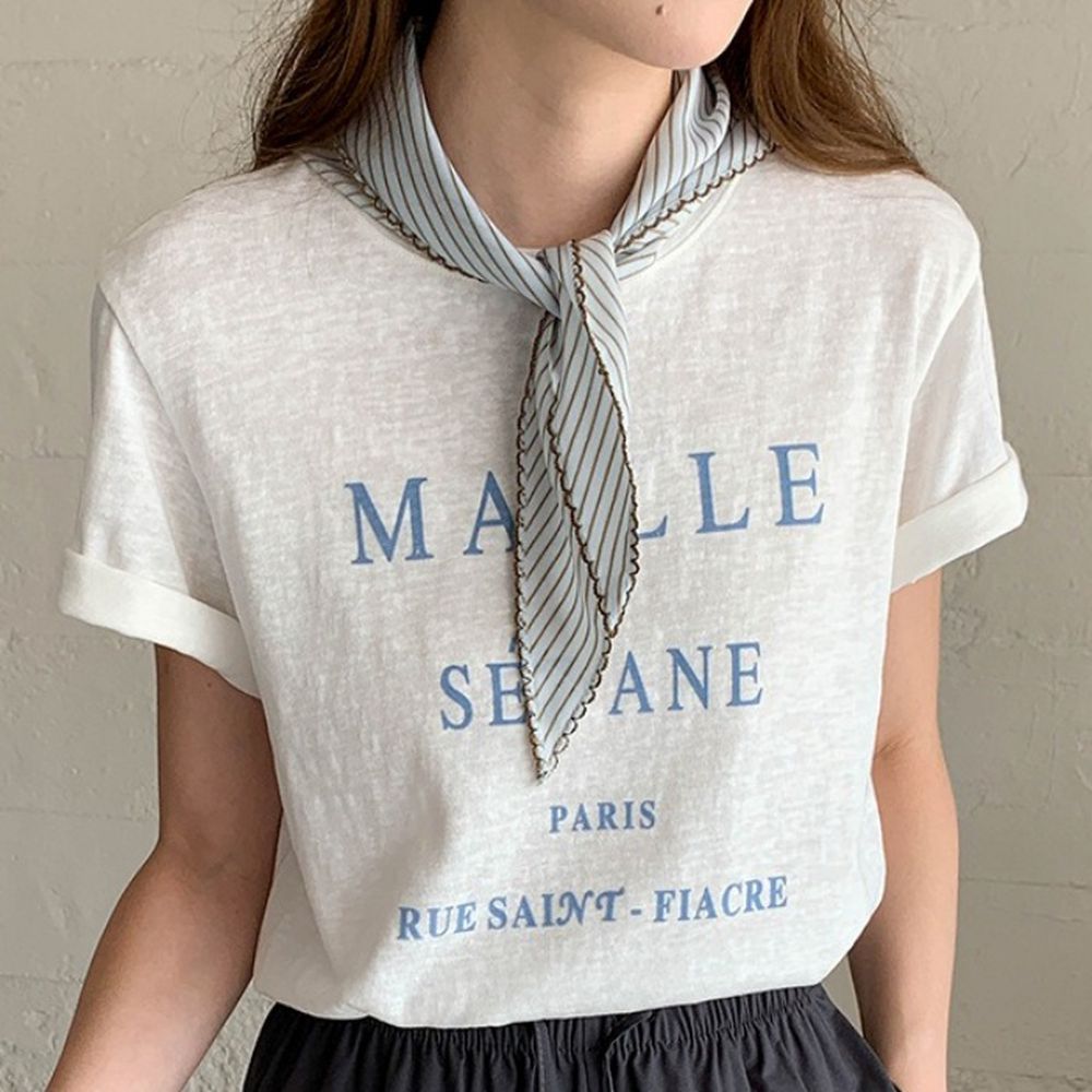 (附絲巾)寬鬆正肩短袖上衣-簡約字母-白 (F)