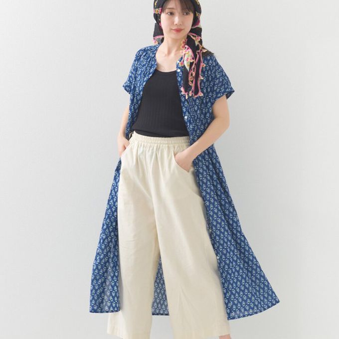 日本 OMNES - 100%印度棉 襯衫式印花短袖洋裝-黑底滿版花