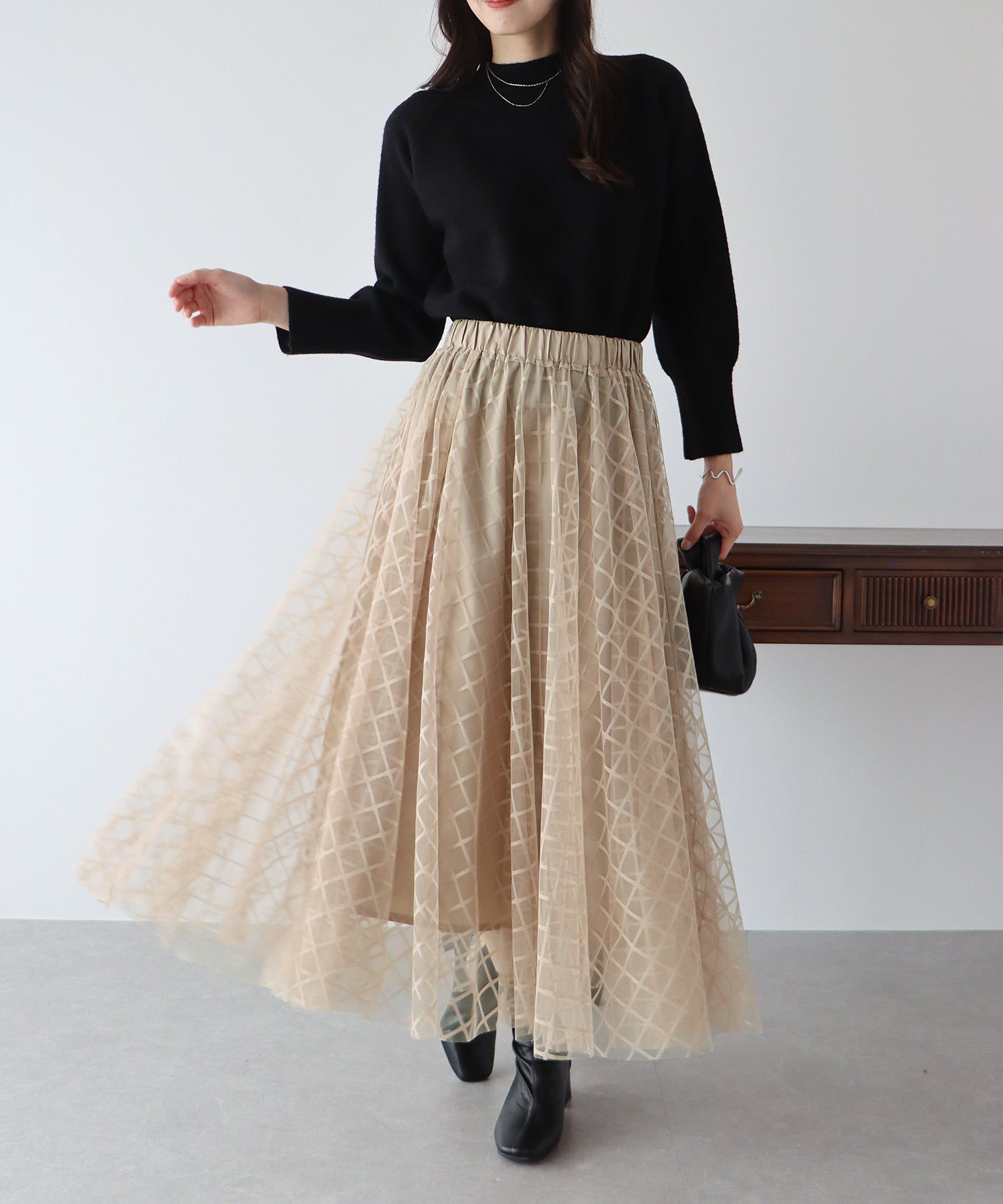 日本 BLUE EAST - 優雅格紋修身紗裙-簡約黑