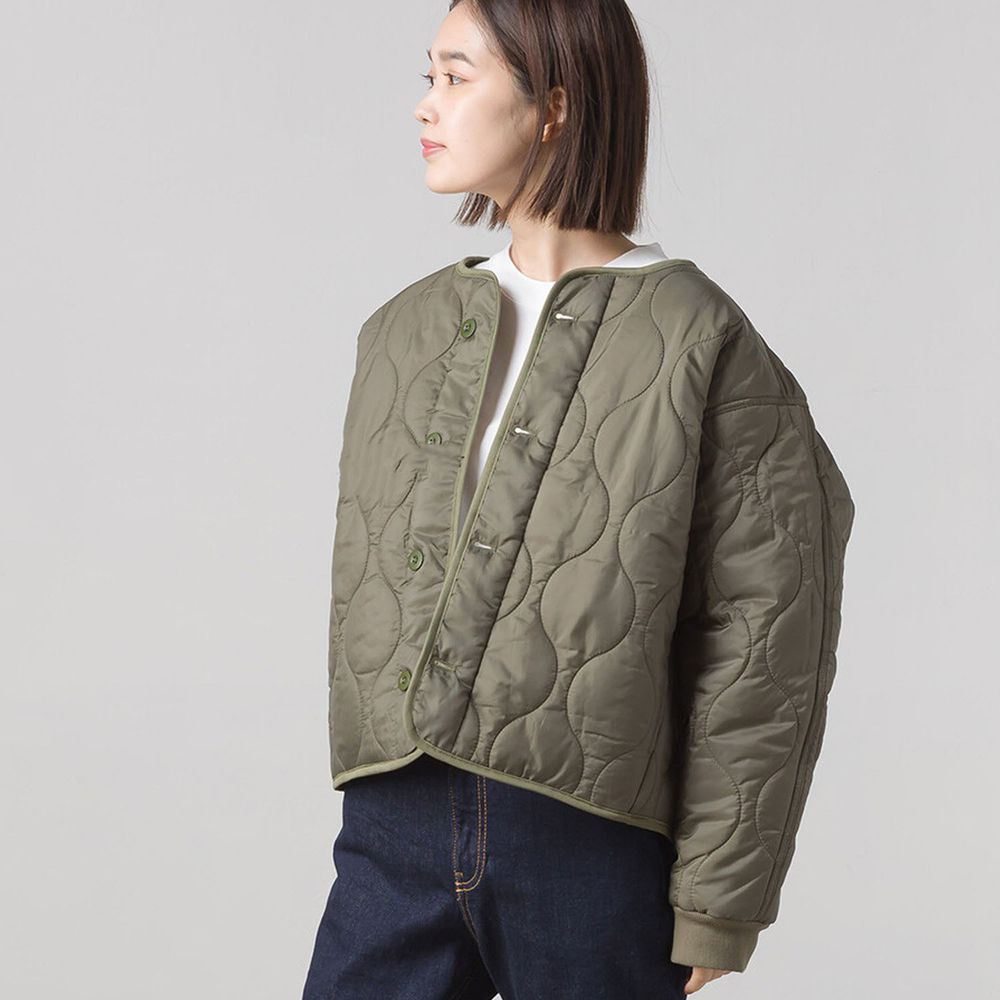 日本 OMNES - (媽媽) 輕量斜衣襬衍縫短版保暖外套-墨綠