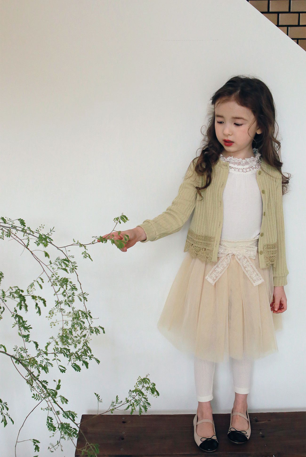 韓國 PuellaFLO - 鏤空雕花蕾絲領針織薄上衣-象牙白