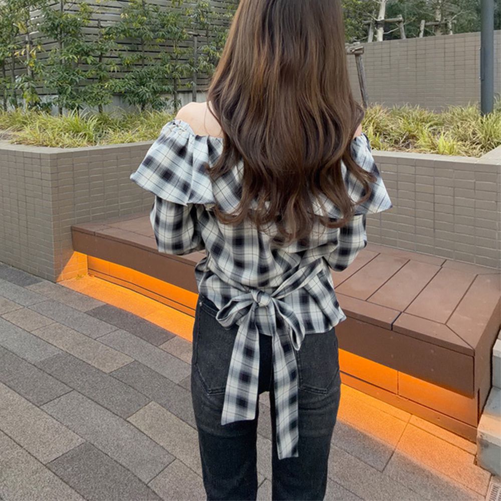 俏麗荷葉露肩後綁帶格紋襯衫-黑白 (F)