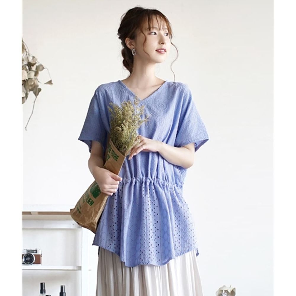 日本 zootie - 多層次鏤空刺繡拼接V領短袖上衣-水藍