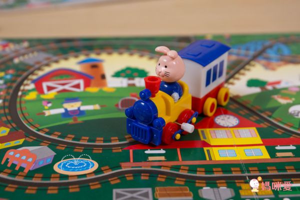 軌道車車書★ 1歲以上手眼協調遊戲書♬轉動發條車車跑起來✦ 熱銷47折起！