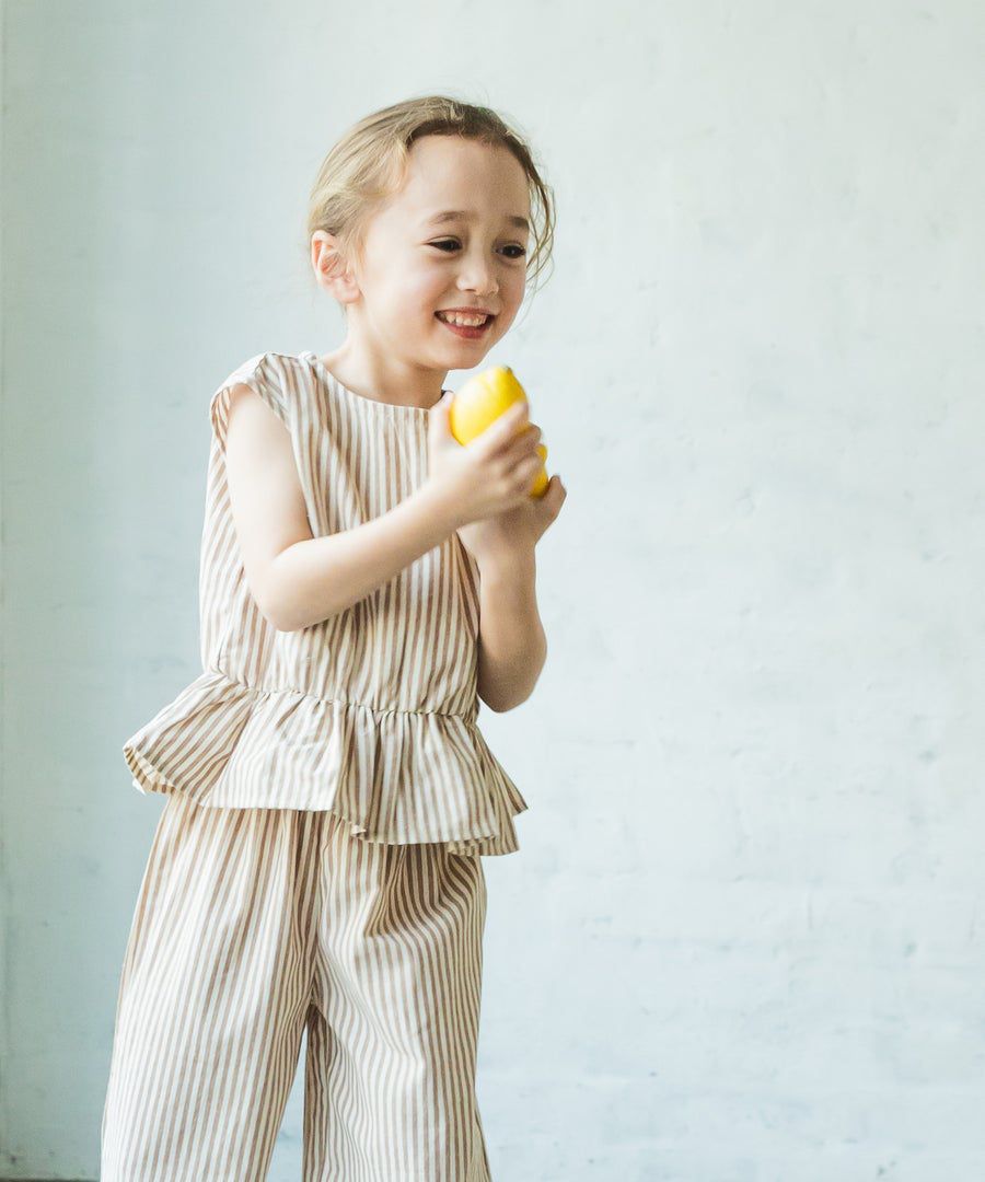 日本 PAIRMANON - 法式復古荷葉衣襬無袖上衣X寬褲兩件組-直條紋-杏