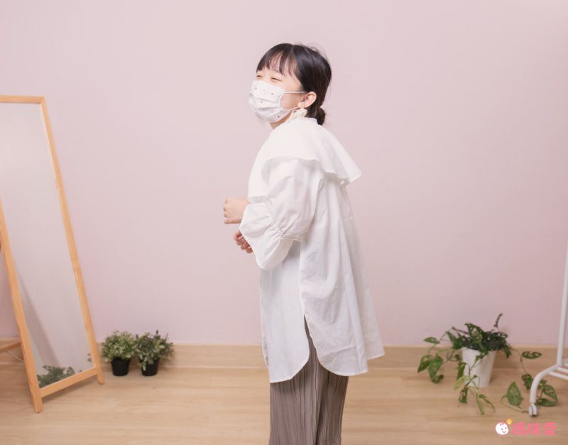 日本 Riche Glamour - 撞色格紋前短後長立領毛衣-杏