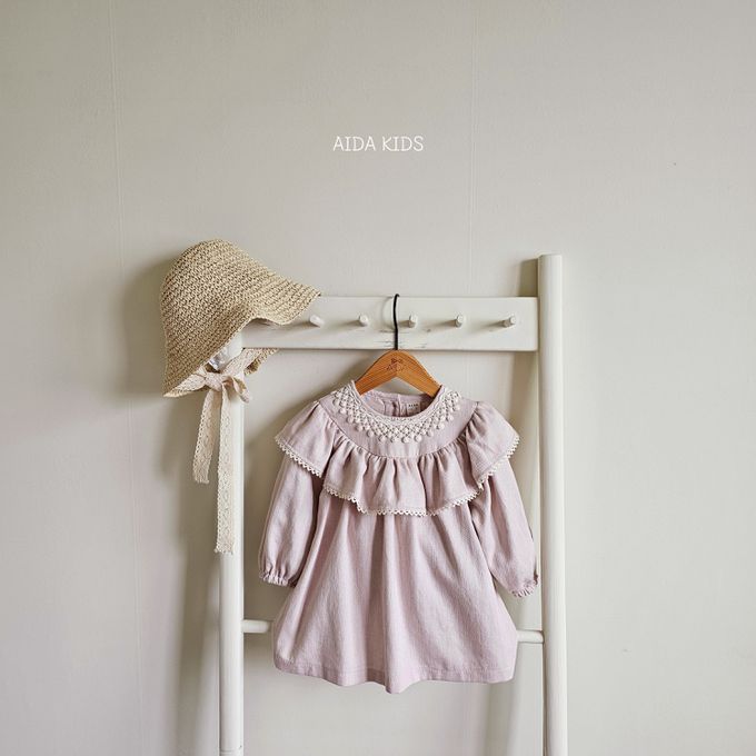 韓國 AIDA - 雕花荷葉領長袖連身洋裝-粉