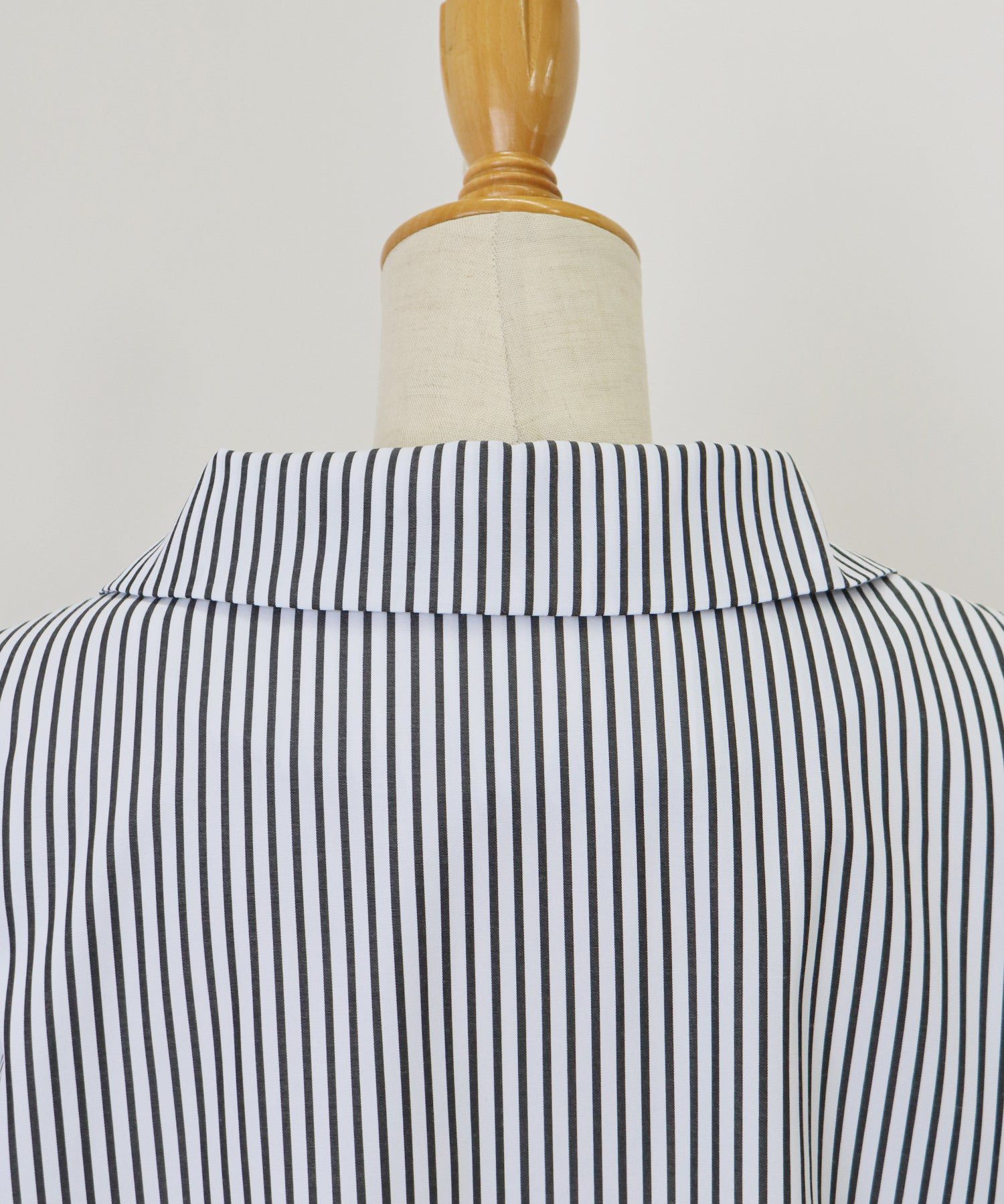 日本 BLUE EAST - 百搭翻領澎澎袖襯衫-直條紋-水藍