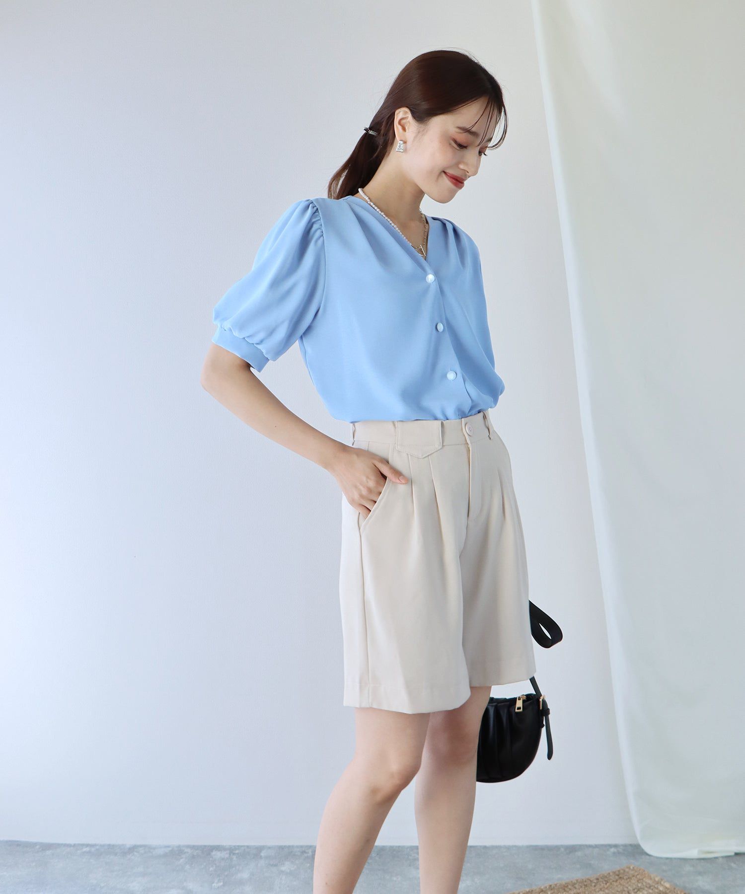 日本 BLUE EAST - 氣質V領珍珠釦短袖襯衫-淺米杏