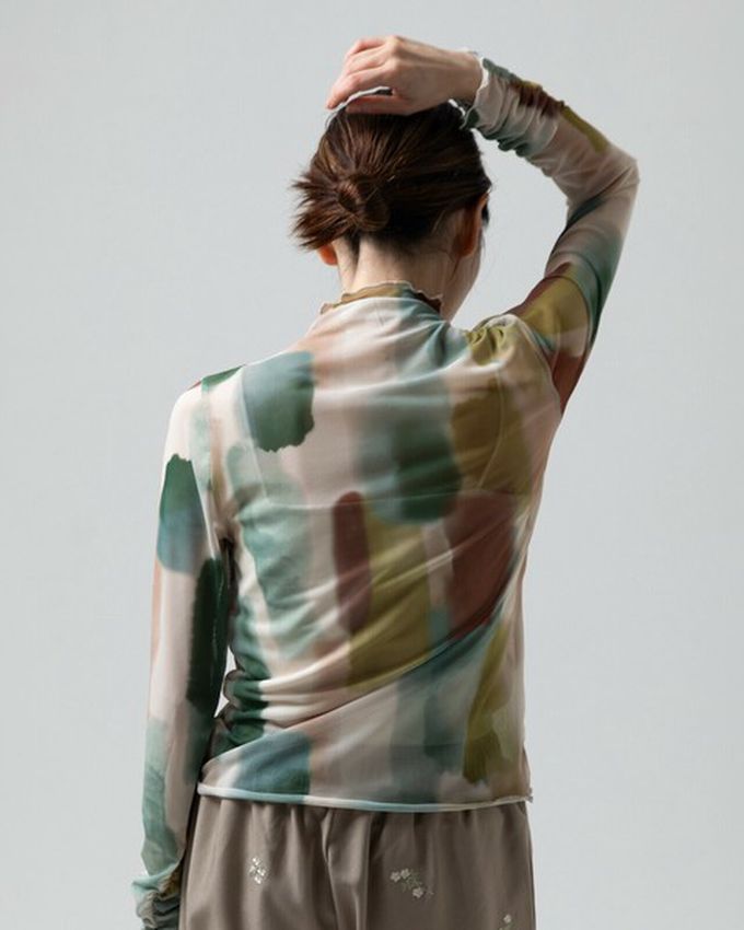 日本 gleam - 水彩畫風透膚皺摺高領長袖上衣-米棕x撞色系