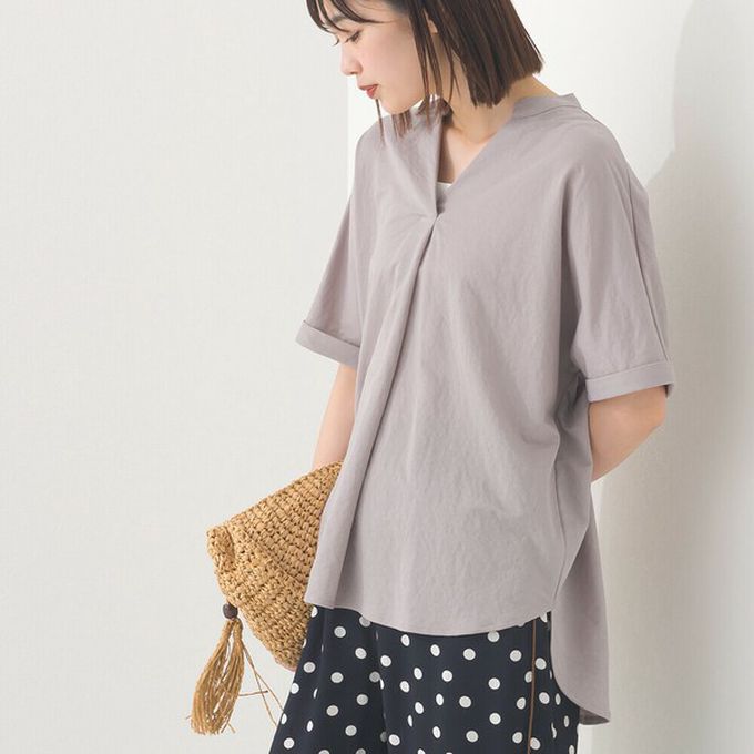 日本 OMNES - 接觸涼感 嫘縈休閒V領前短後長上衣-濃綠