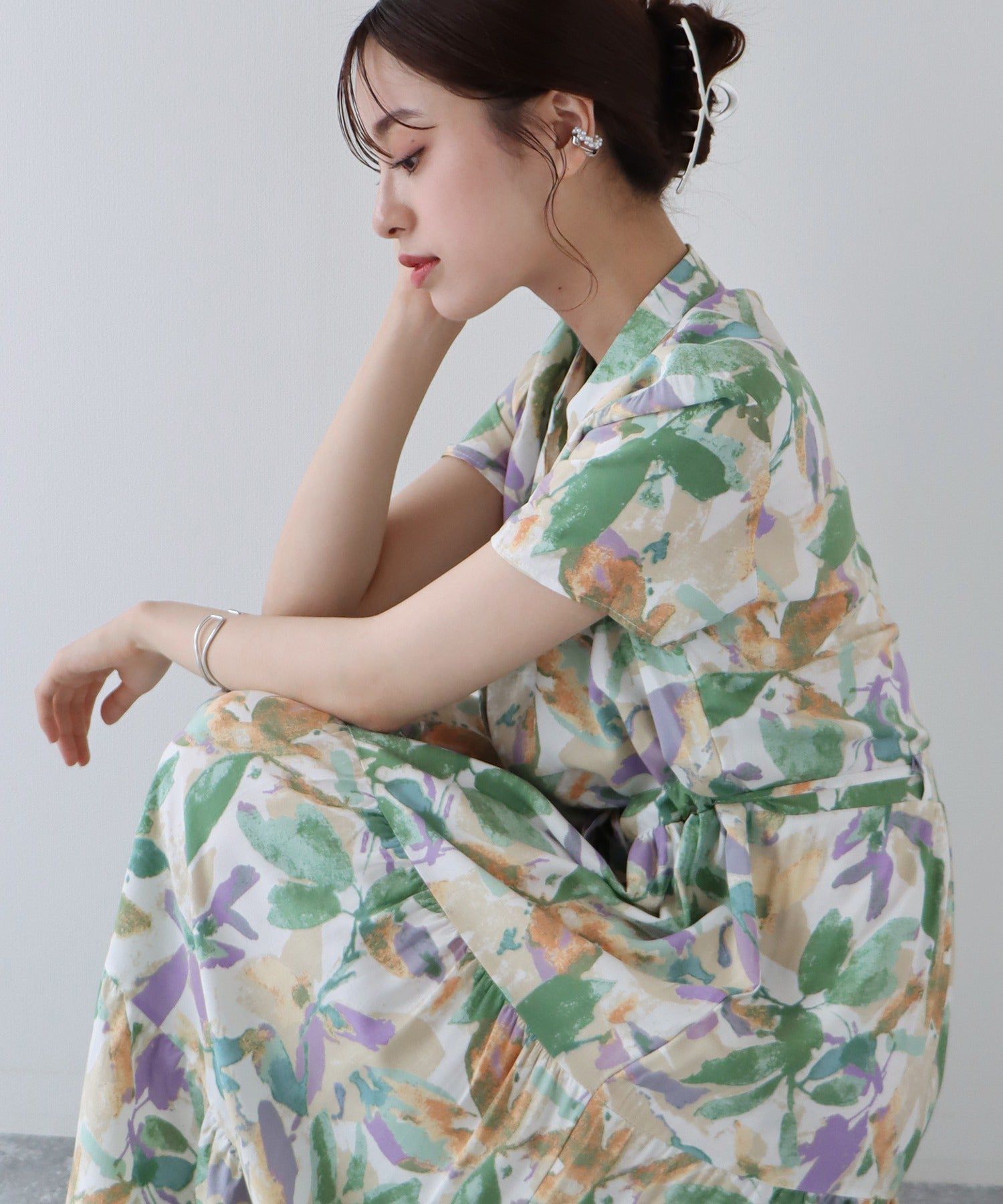 日本 BLUE EAST - 氣質小V領排釦短袖洋裝-碎花-深藍 (M(Free))