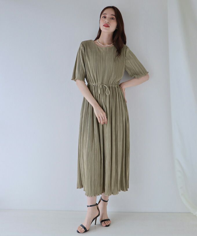 日本 BLUE EAST - 微光澤細摺縮腰短袖洋裝-黑