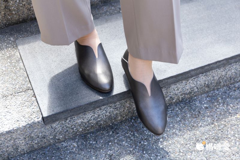 日本女裝代購 - 日本製 柔軟V字腳背美型平底鞋-經典黑