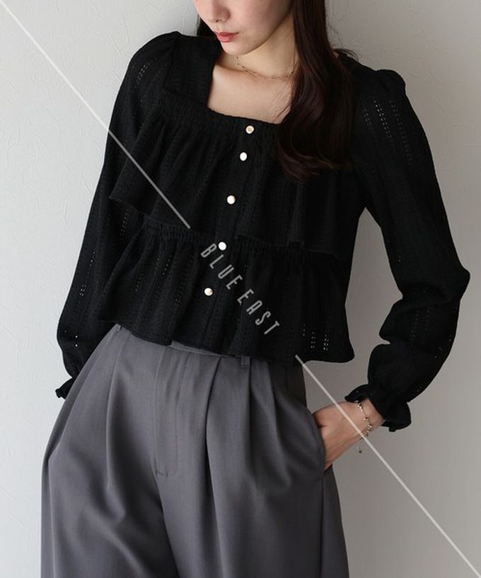 日本 BLUE EAST - 都會方領飄逸緹花層次長袖上衣-黑