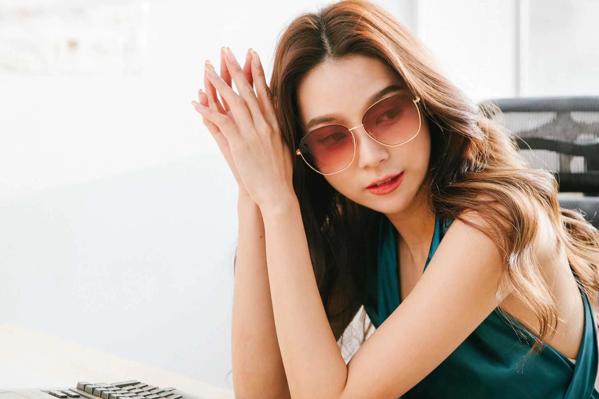 ALEGANT - 經典款百搭日落玫瑰紅細黑勾勒半圓框墨鏡│UV400太陽眼鏡