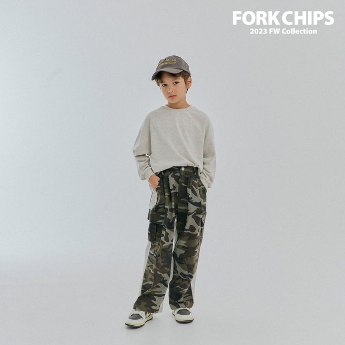 韓國 FORK CHIPS - 品牌刺繡點綴圓領長袖上衣-淺燕麥灰