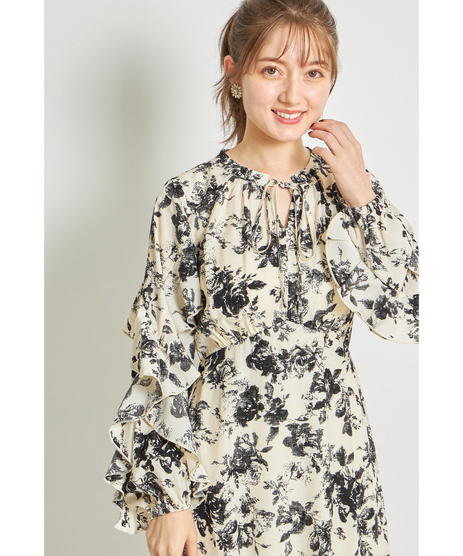 日本 tocco-closet - 優雅花朵波浪袖洋裝-粉膚杏