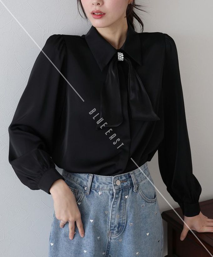 日本 BLUE EAST - 華美珍珠墜飾蝴蝶結緞面長袖襯衫-淺綠 (M)