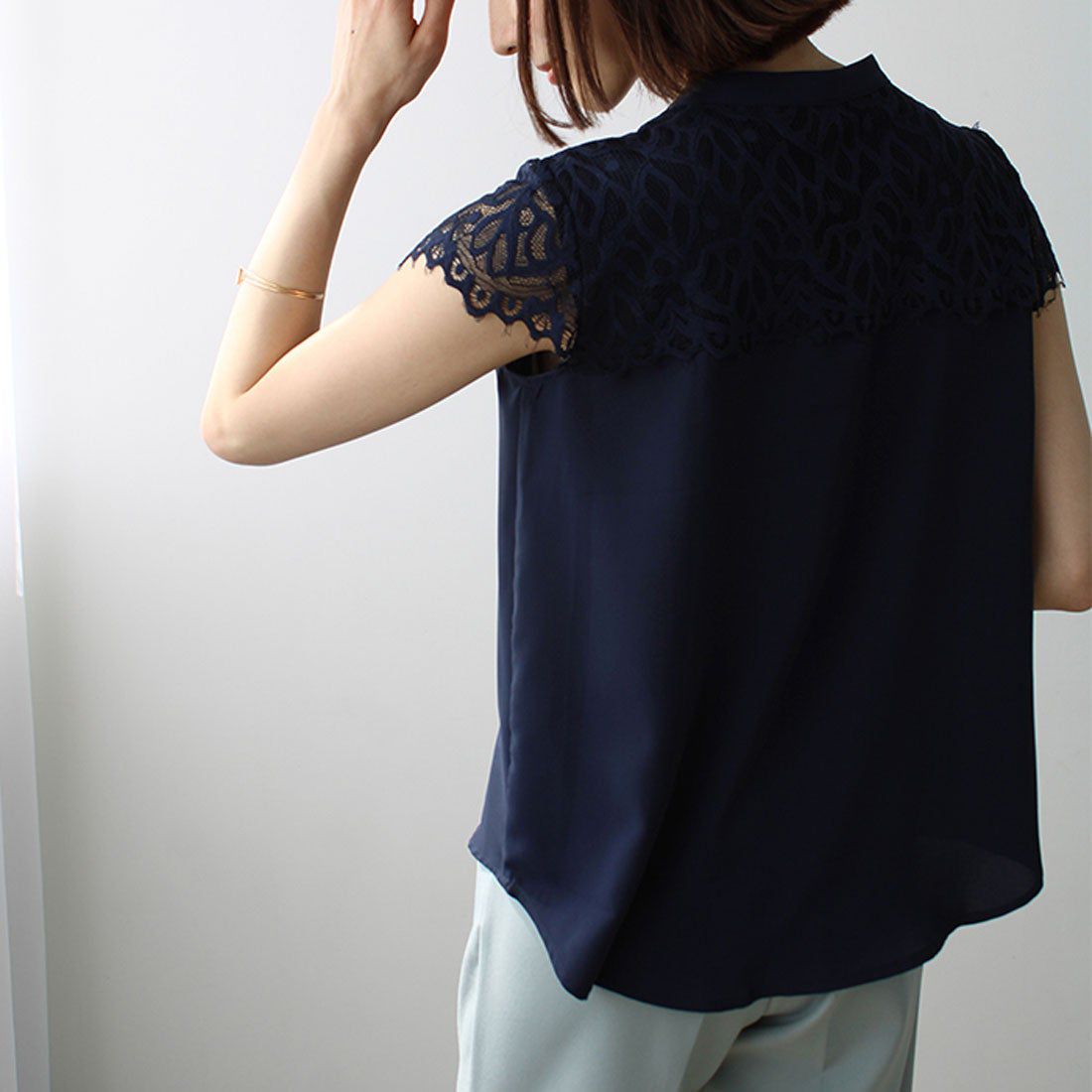 日本 BELLUNA - 精緻蕾絲拼接雪紡無袖襯衫-淺杏