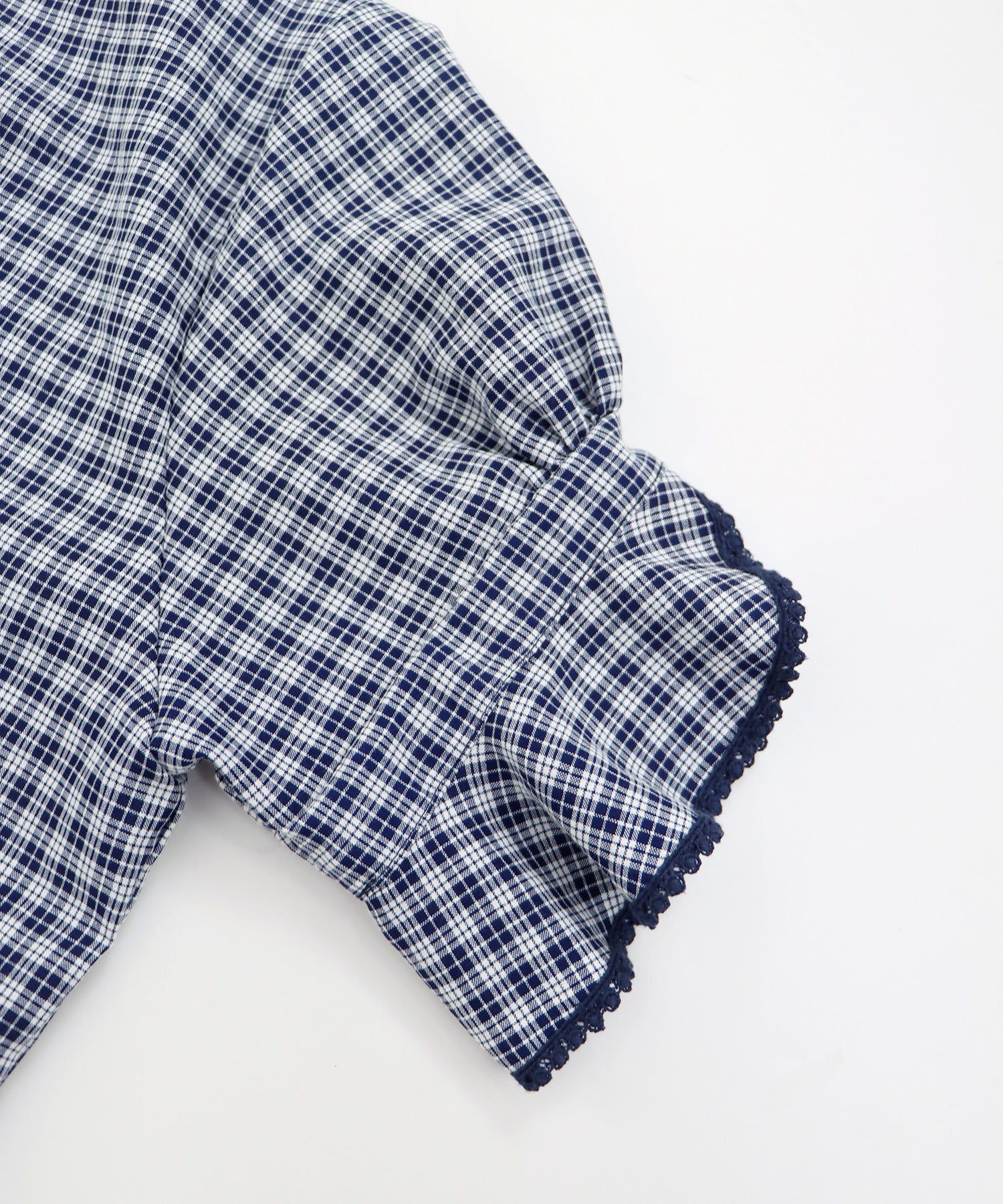 日本 BLUE EAST - 圓領小格紋荷葉五分袖上衣-水藍