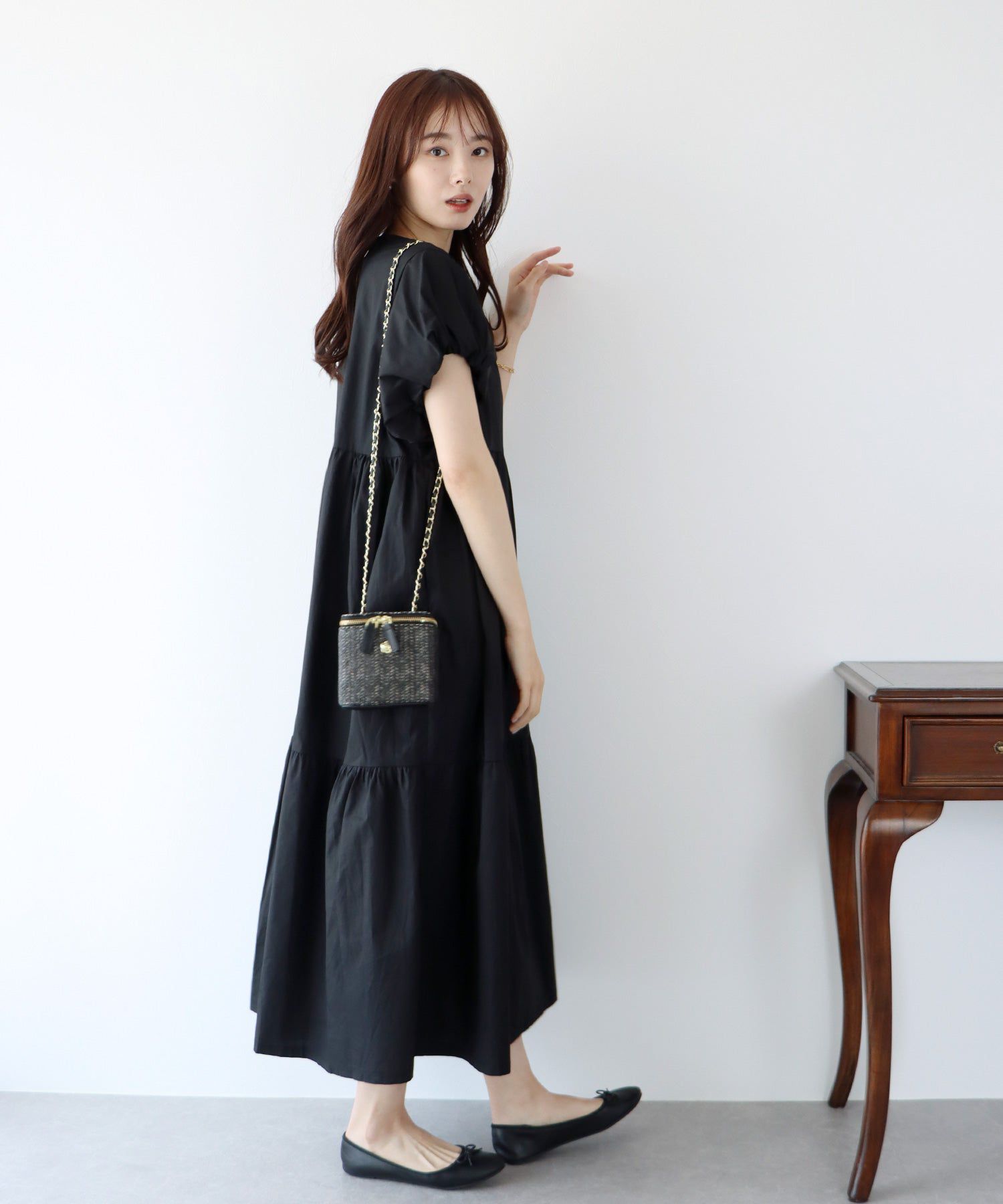 日本 BLUE EAST - 優雅的她泡泡袖洋裝-經典黑