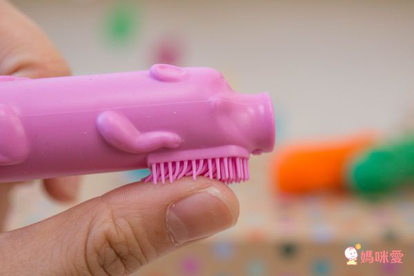 美國 The Brushies - 手指玩偶造型牙刷 - 豪華禮盒組（猴子桃桃+豬小妹+恐龍阿姆+鯨魚薇拉）-1本英文童書+4支角色手指牙刷