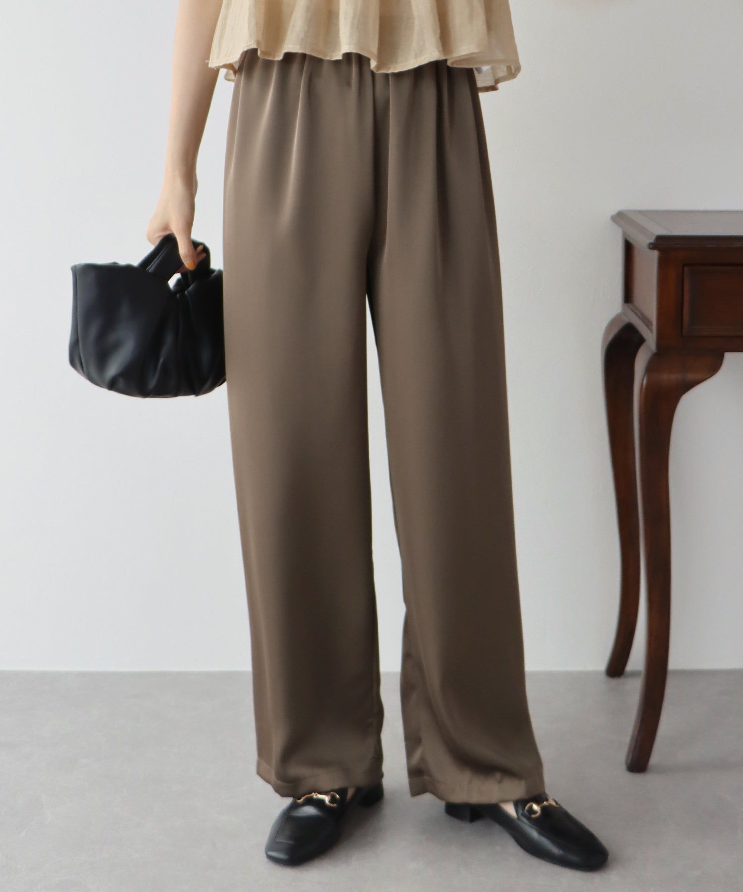 日本 BLUE EAST - 緞面光澤感垂墜感長褲-黑