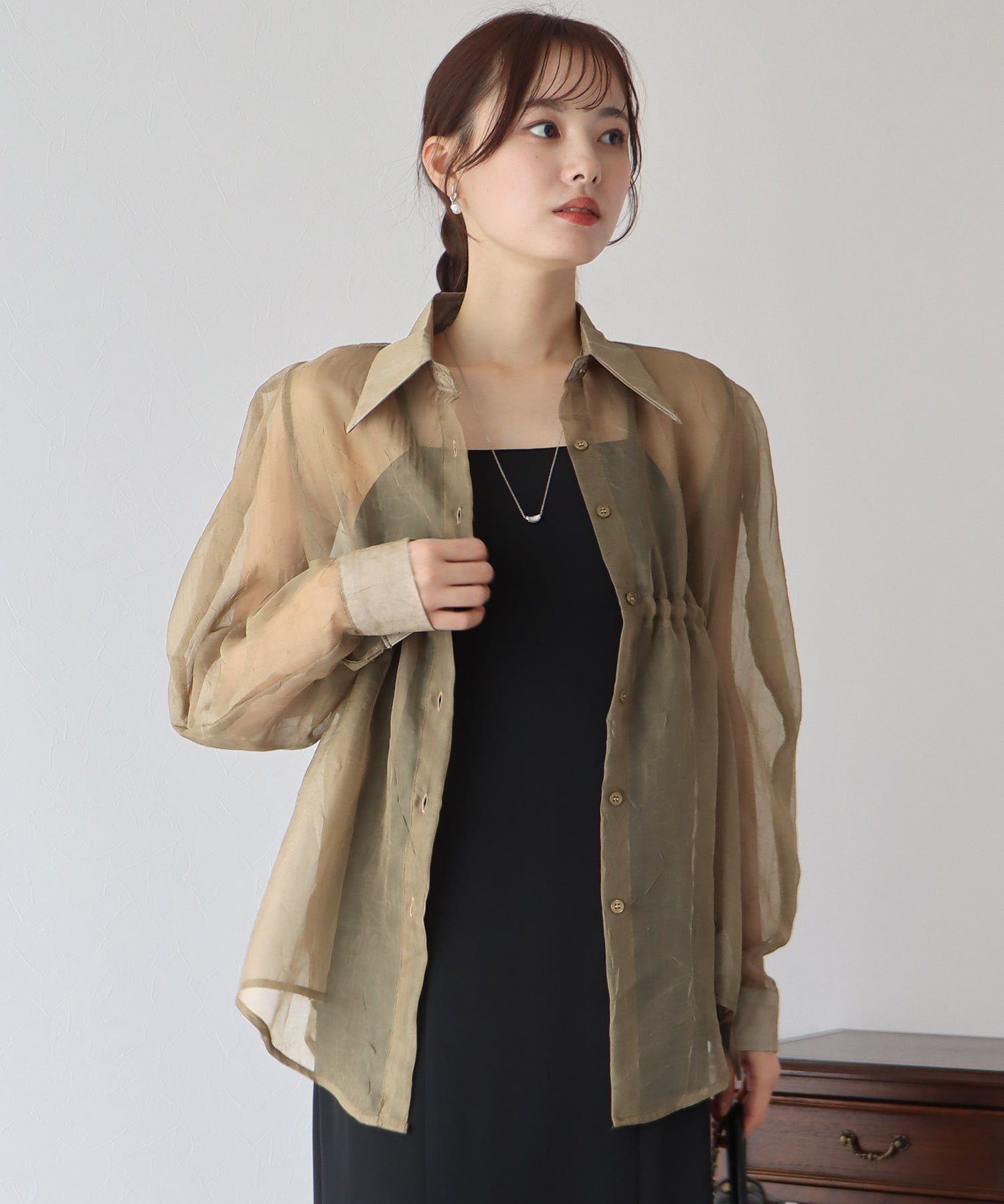 日本 BLUE EAST - 透膚抽繩翻領薄襯衫-米杏