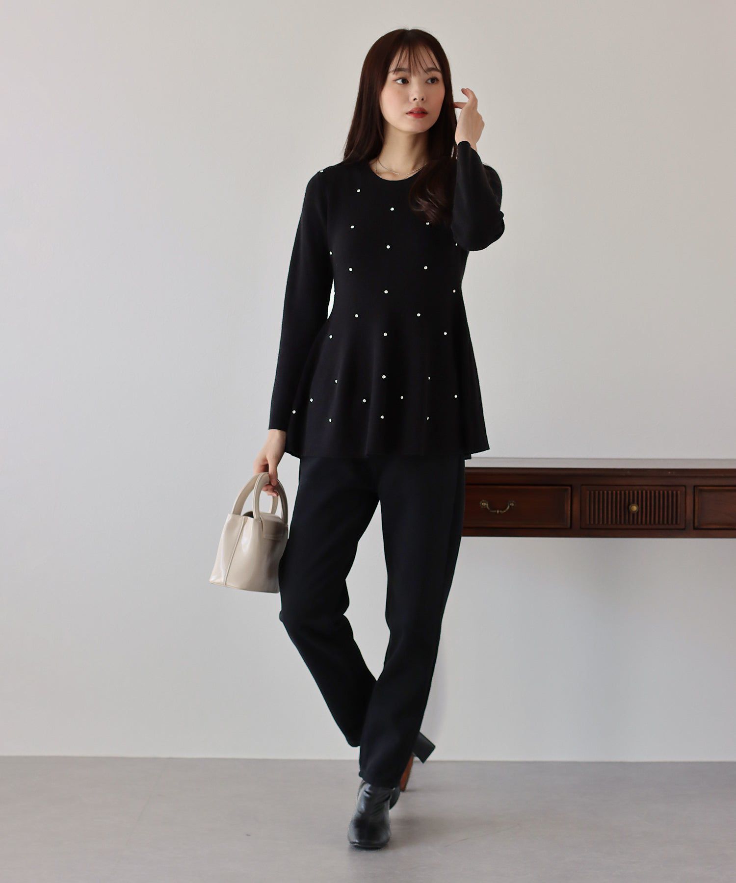 日本 BLUE EAST - 奢華墜飾傘狀修身針織上衣-黑