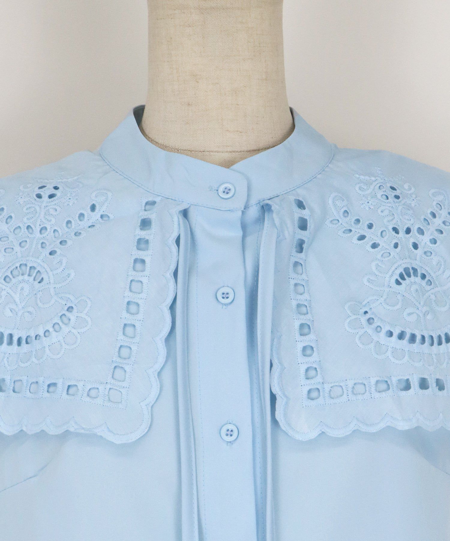 日本 BLUE EAST - 甜美蕾絲方領無袖上衣-水藍