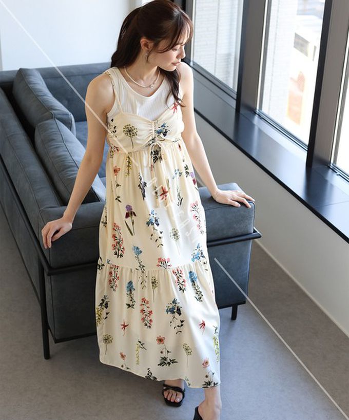 日本 BLUE EAST - 優雅皺摺度假花卉吊帶洋裝-黑 (M)