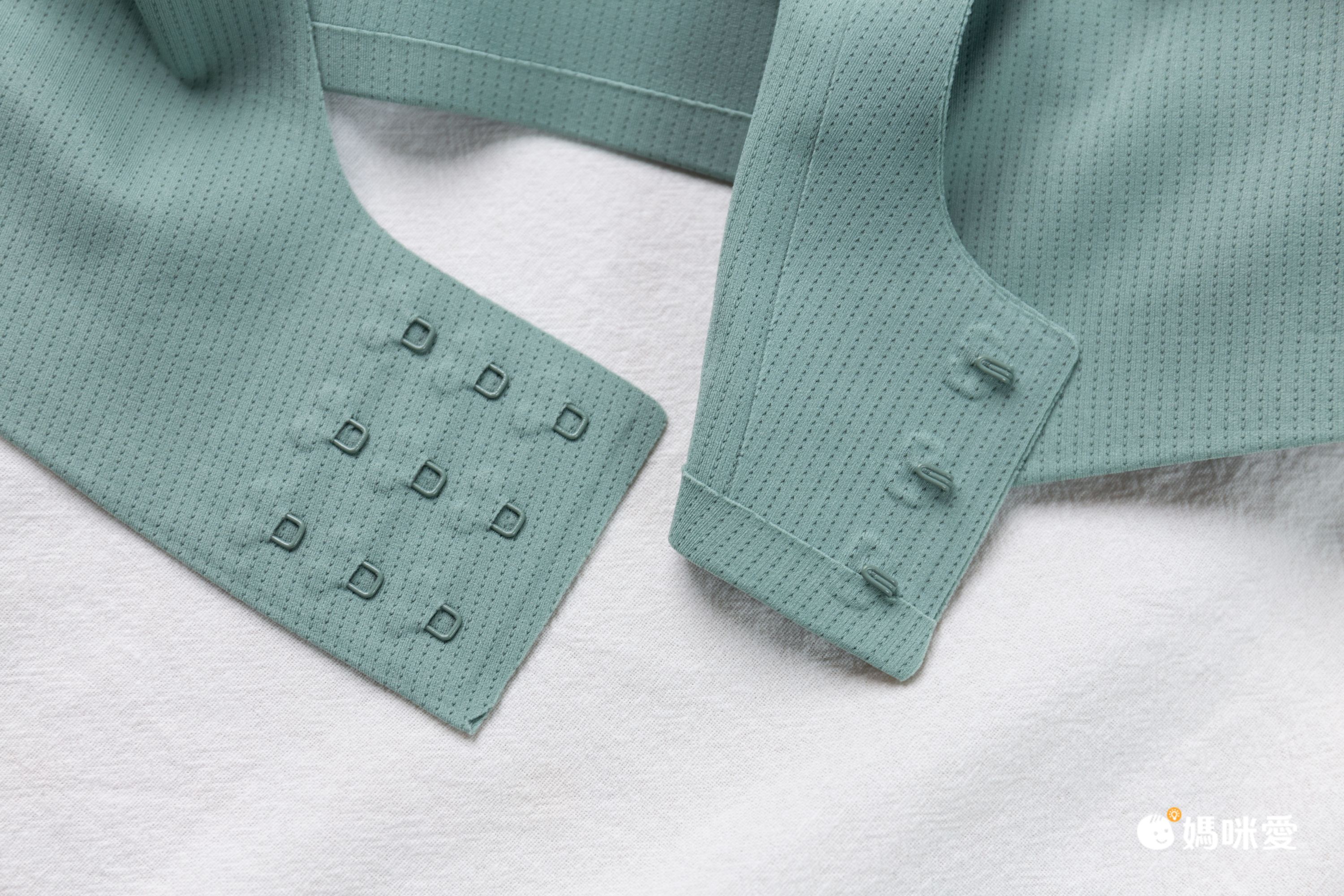 韓國 LOVLOY - 親膚無痕彈性內褲-黃膚