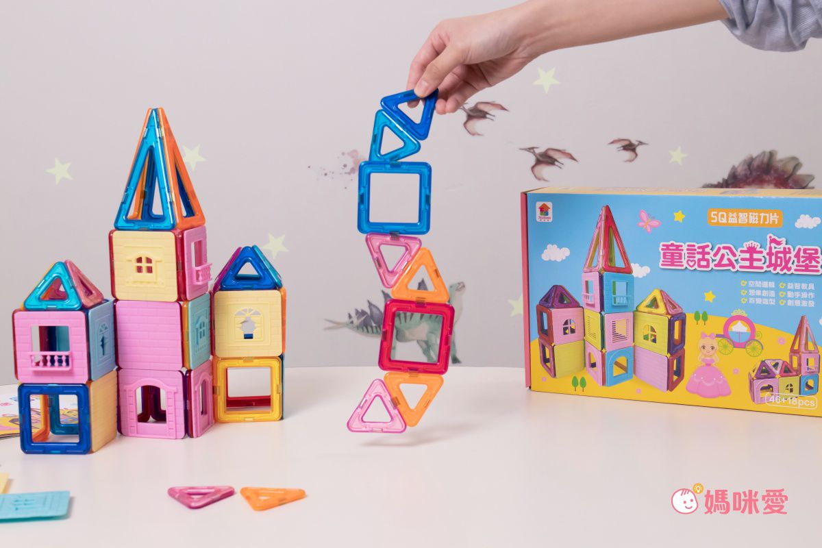 双美生活文創 - 5Q益智磁力片：百變造型拼裝車-內附10個三角形磁力片+10個正方形磁力片+2個輪子+1本造型教學書