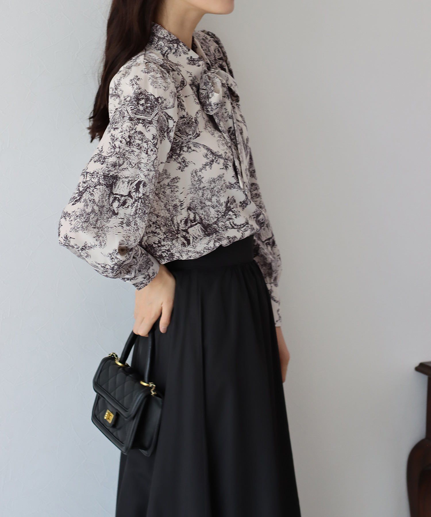 日本 BLUE EAST - 優雅紐結雪紡長袖襯衫-印花-淺杏