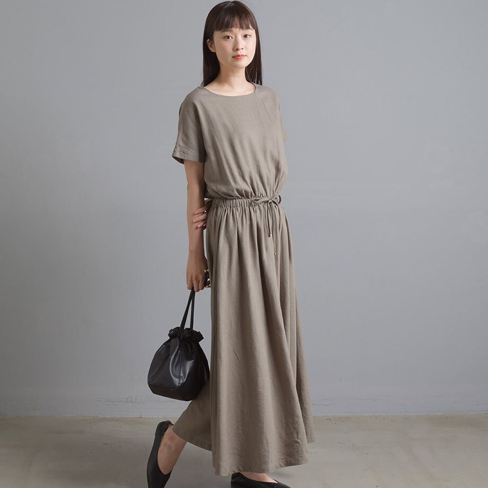 日本 OMNES - 麻料涼感縮腰綁帶短袖洋裝-墨綠 (F)