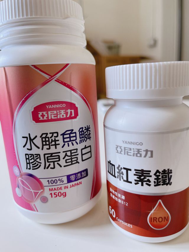 我當初是產後掉髮嚴重，洗完澡排水溝都是頭髮...
換過很多牌洗髮精，效果都很有限，頭髮還是一直掉😭
後來我朋友跟我說是缺乏營養，我才開始補充保健食品(見圖)。
吃了一陣子，掉髮真的少很多，老公也沒再碎碎念了說😂