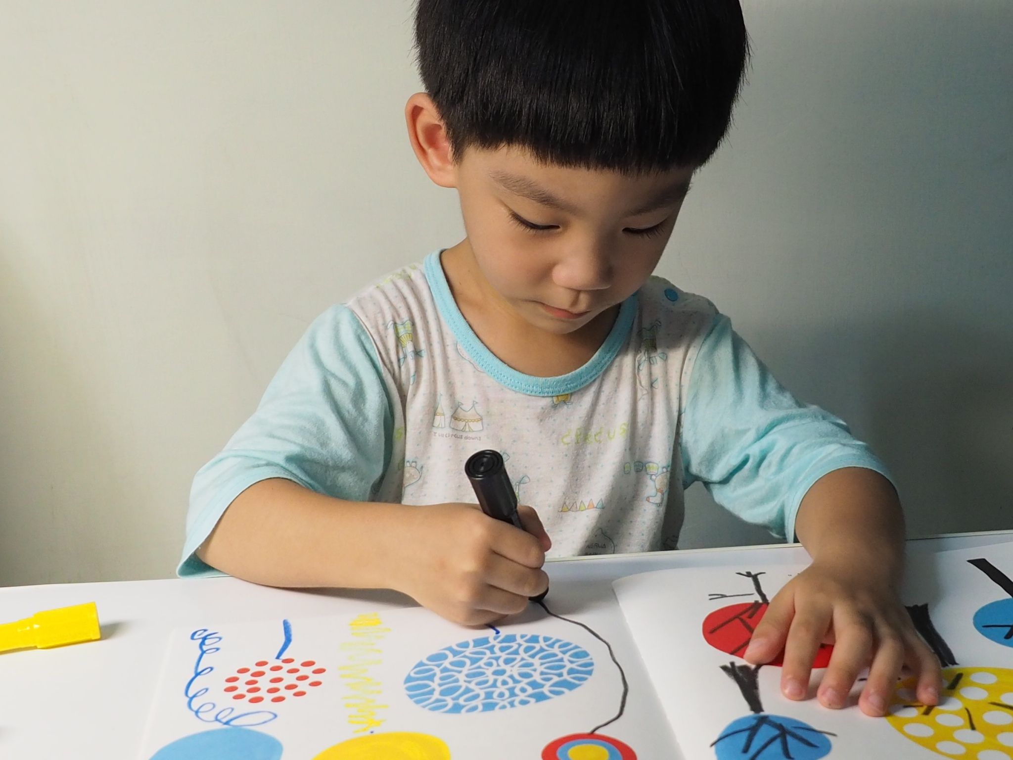 《小黃點》作者新作：創意塗鴉遊戲書！從「洞」裡激發孩子的想像力