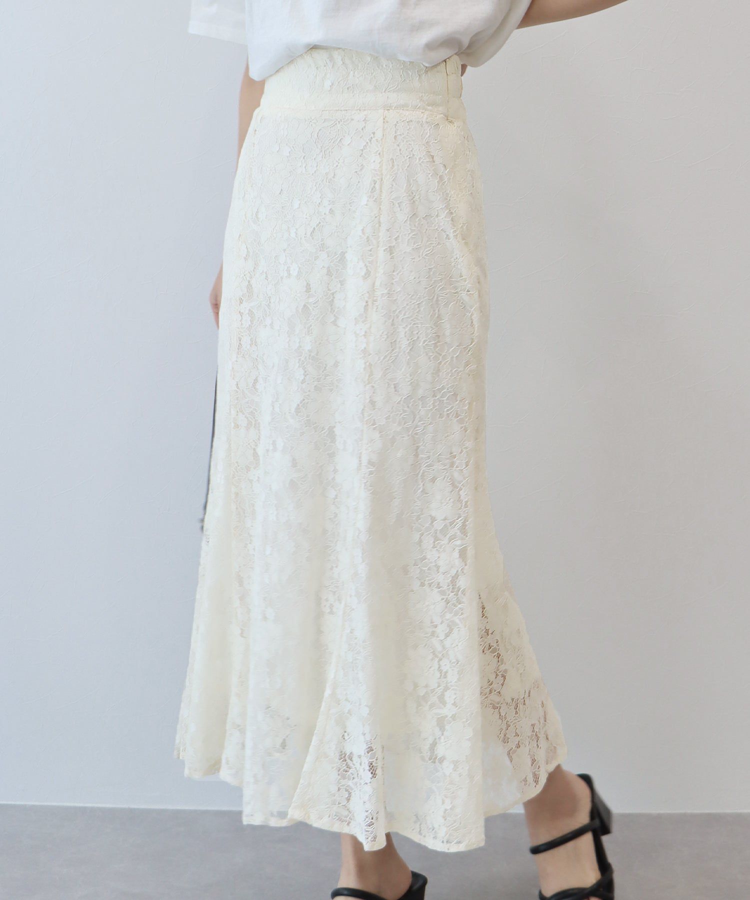 日本 BLUE EAST - 花朵蕾絲修身魚尾裙-經典黑