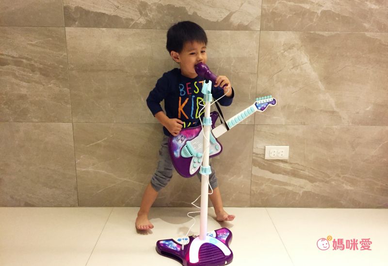 孩子化身搖滾巨星【擬真站立式麥克風】