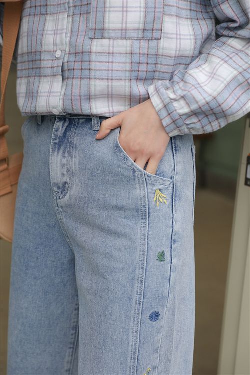 日系刺繡拼接設計直筒牛仔長褲-淺藍色