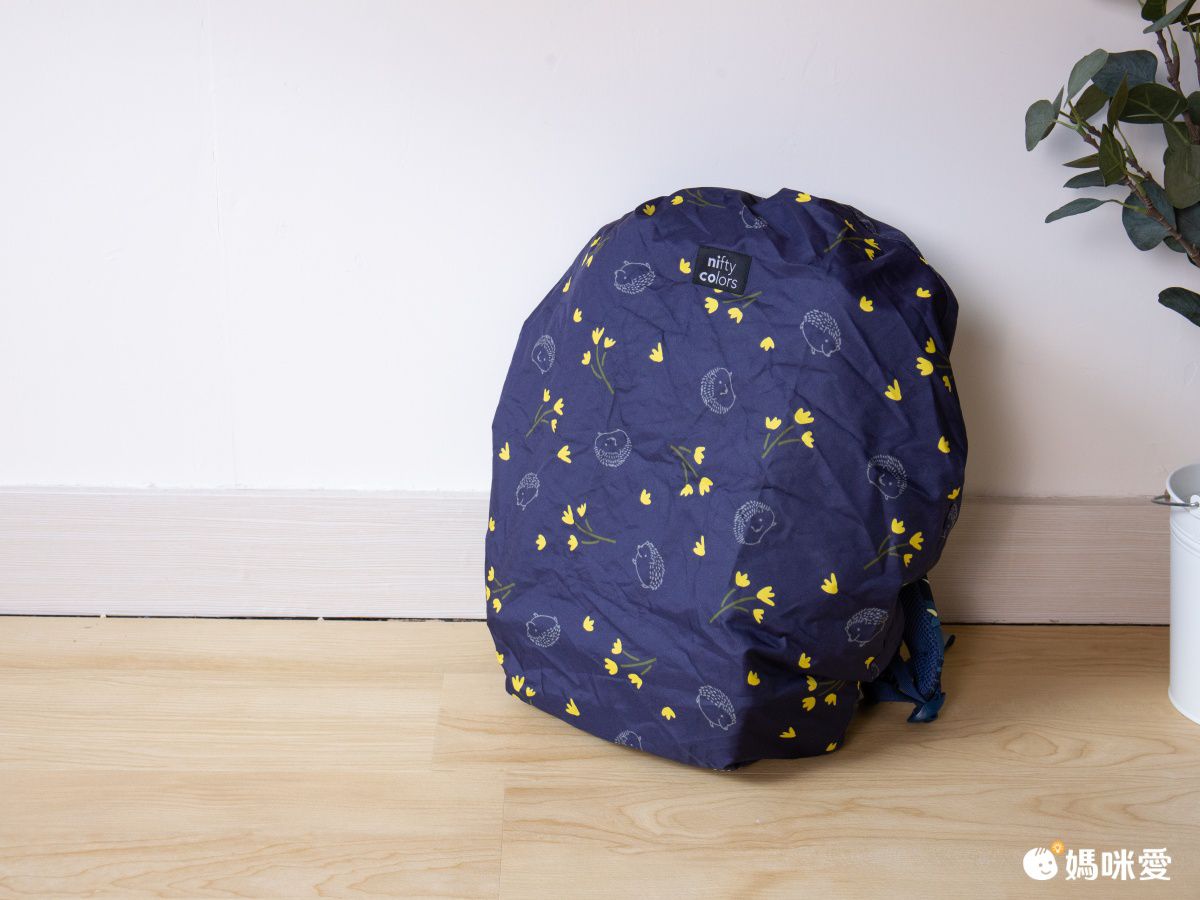日本 nifty colors - 輕量防潑水背包雨衣/防水套-刺蝟小森林-深藍 (20~30L背包適用)