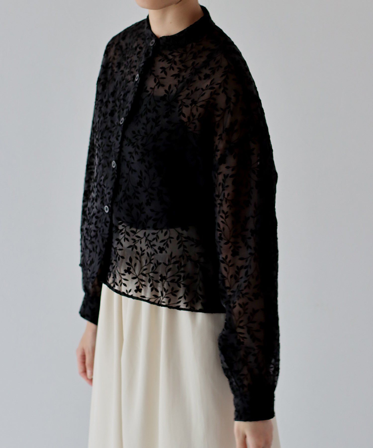 日本 BLUE EAST - 優雅透感植物紋長袖襯衫-黑