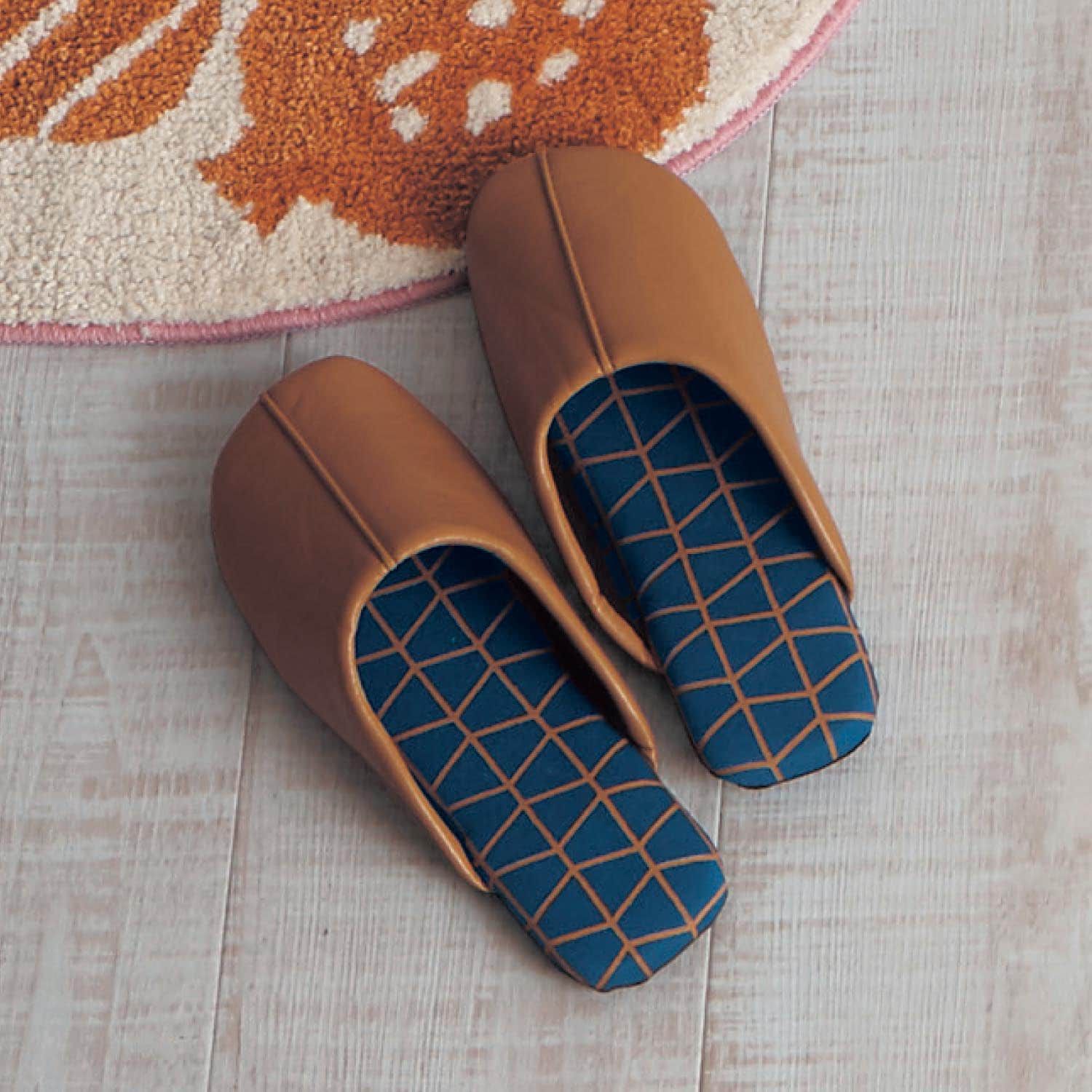 日本千趣會 - 可機洗 耐髒汙皮質室內拖鞋-北歐幾何-深棕色系