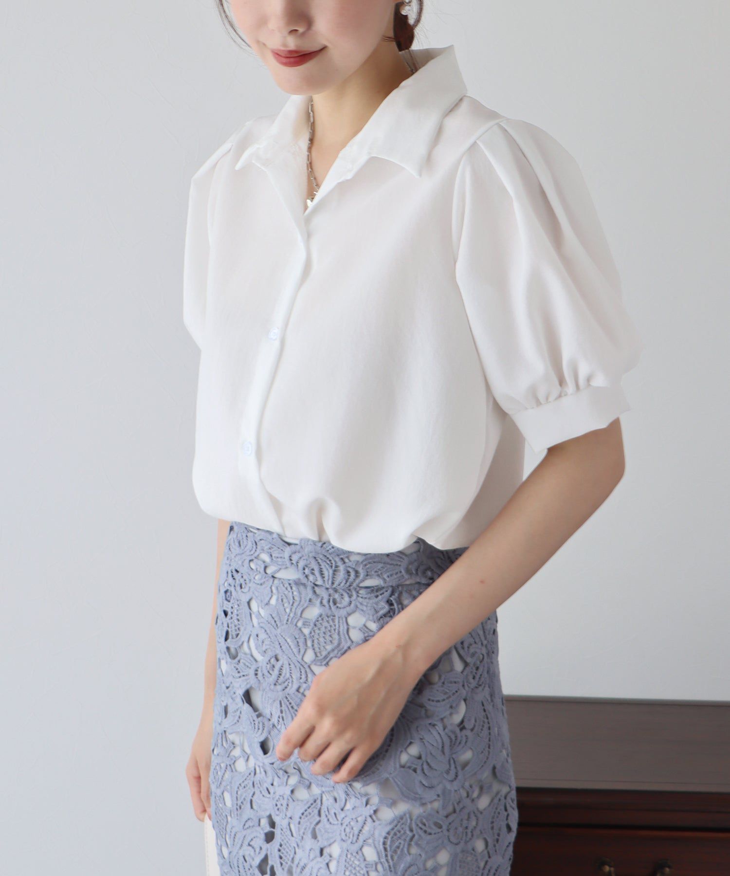 日本 BLUE EAST - 優雅百搭泡泡短袖襯衫-深藍