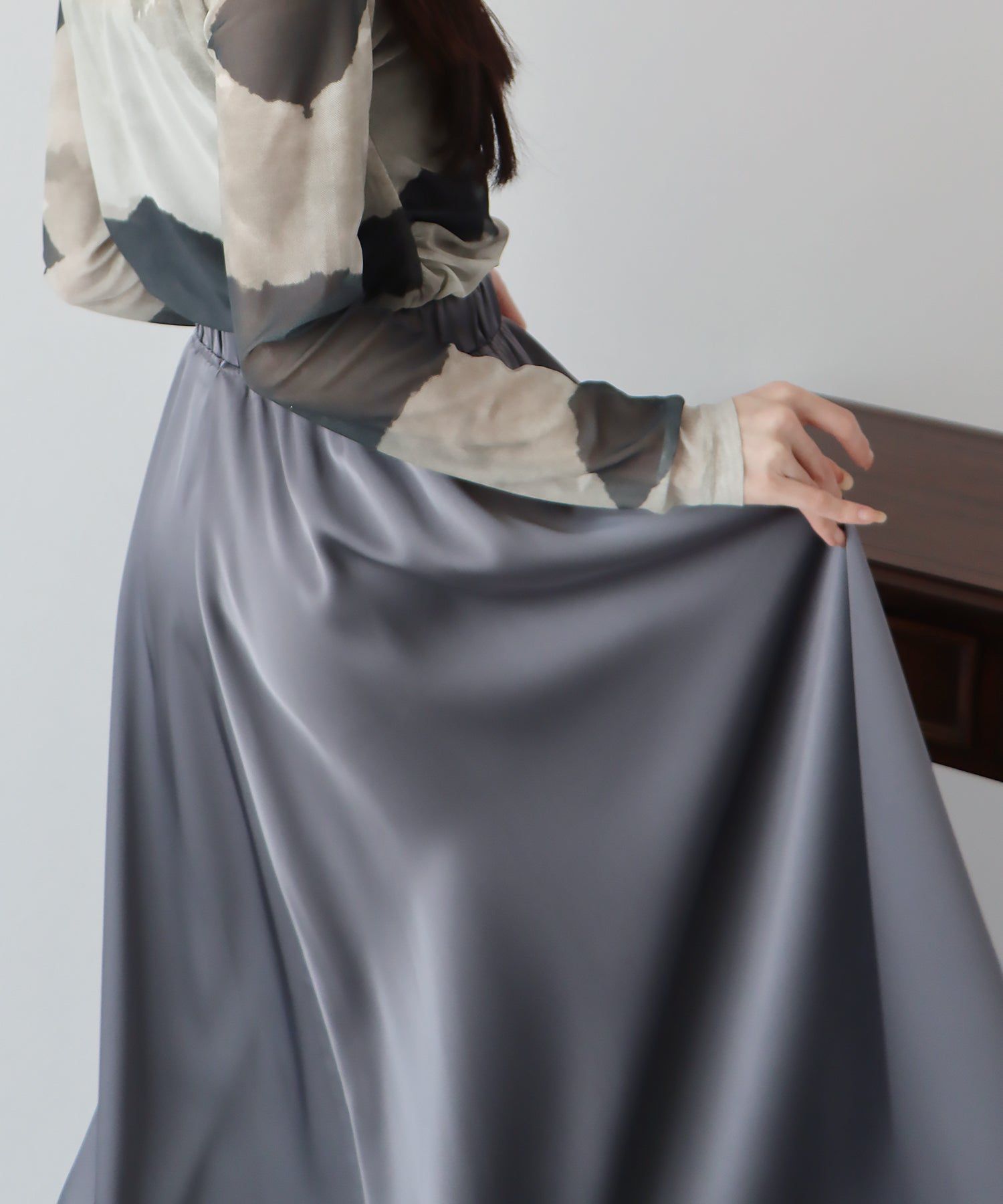 日本 BLUE EAST - 柔軟緞面光澤修身長裙-淺米杏